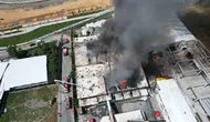 Arnavutköy'de sünger fabrikasını yangın küle çevirdi