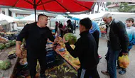 Mudurnu pazarında sağanak bereketi Bir ton karpuz ücretsiz dağıtıldı