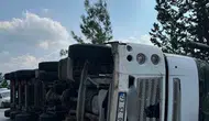 Düziçi yolunda un yüklü tır devrildi