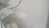 Hatay'da motosiklet ve bisikletin karıştığı kaza kameraya yansıdı