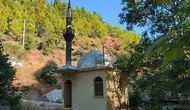 Mersin yolunda görenleri şaşırtan minyatür cami