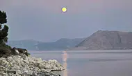 Van Gölü kıyısında ay ve güneşin görsel dansı