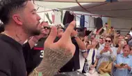 Mahmut Orhan pazar tezgahında dünya müziği çaldı