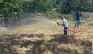 Yüksekova'da boş arazide çıkan yangın paniği kısa sürede bitti