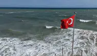 Mersin kıyılarında dev dalgalar hayatı zorlaştırıyor