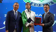 Üçüncü üniversitesini birincilikle bitirdi