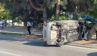 Bakırköy'de kontrolden çıkan otomobil ağaçlara çarparak yan yattı