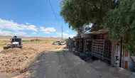 Van Başkale yolunda saman yüklü tır devrilerek trafiği kesti