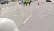 İnegöl yolunda iki araç bariyerlere girdi