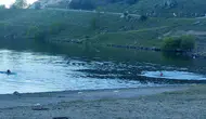 Kavurucu sıcaklar Ardahan gençlerini Çıldır Gölü’ne taşıdı