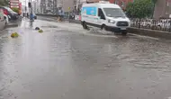 İstanbul’da aniden bastıran sağanak yolları göle çevirdi