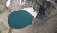 Van'da yaz ortasında kış keyfi yaşatan gizli buzul gölü