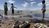 Ağrı'da çocuklar serinlemek için baraj gölünü tehlikeli bir havuza çevirdi