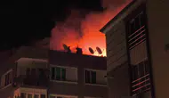 Denizli’de çatı yangınına hortumla müdahale eden vatandaş yürekleri ağza getirdi