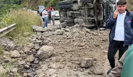 Tonya yolunda hafriyat kamyonu devrildi