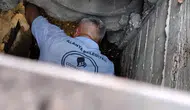 Alanya'da kanalizasyona düşen kediyi belediye ekipleri kurtardı