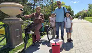 Eskişehirli iki kardeş ticareti sokakta öğreniyor