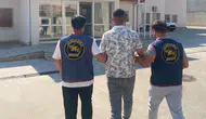 Kuşadası polisi aranan hükümlüyü sokak ortasında yakaladı