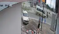 Osmaniye’de minibüsün çarptığı at yola savruldu