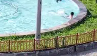 Erzurum sıcağında süs havuzuna giren çocukların tehlikeli serinliği