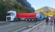 Bilecik yolunda tır kazası trafiği felç etti