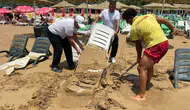 Alanya'da gece gelen dev dalgalar plajı kumla kapladı