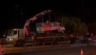 Niğde’de zincirleme kaza Aydınlatma direği araçların üzerine devrildi