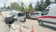 Eskişehir’de şiddetli çarpışma iki sürücüyü hastanelik etti