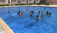 Manisalı çocuklar yaz tatilini havuzda yüzerek değerlendiriyor