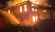 Kastamonu'da gece vakti çıkan yangın bir aileyi evsiz bıraktı