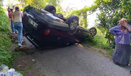Giresun'da yokuşta geri kayan otomobil takla attı