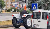 Bolu trafiğinde duba şapkalı traktör sürücüsü