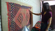 Anadolu'nun eski halıları Antalya güneşinde dekoratif sanat eserine dönüşüyor