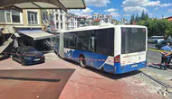 Ankara Mamak'ta belediye otobüsü dükkana daldı 7 yaralı