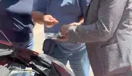 Belediye Başkanı yolda kalan ailenin imdadına yetişti