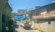 Hatay Yayladağı yolunda briket yüklü tır devrildi