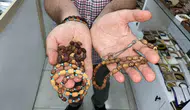 Sivaslı ustadan zeytin çekirdeği karşılığı el emeği hediye