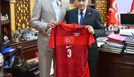 Merih Demiral formasını Bahçeli’ye hediye etti