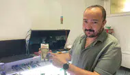 Tamirci dükkanında şişmiş telefon bataryası aniden alev aldı