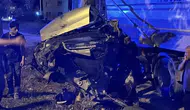 Sakarya’da ağaca çarpan otomobil ortadan ikiye ayrıldı