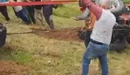Sarıkamış'ta köylüler devrilen traktörü el birliğiyle kurtardı