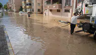 Cide'de şiddetli sağanak hayatı felç etti