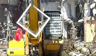 Pendik’te yıkım sırasında duyarlı operatör bayrağı korumaya aldı