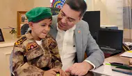 Helikoptere bayrak sallayan çocuğa emniyetten sürpriz hediye