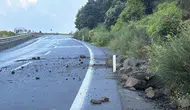 Zonguldak Akçakoca yolunda heyelan trafiği durdurdu
