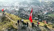 Oltu’da bir grup gönüllü Stare Dağı zirvesindeki bayrağı yeniledi