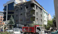 Nevşehir’de eski hastanede kaza Dış cephe park halindeki araçların üzerine çöktü