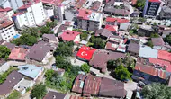 Sivaslı usta evinin çatısına dev Türk bayrağı çizdi