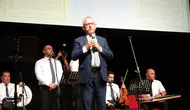 Yozgat Belediye Başkanı mikrofonu eline aldı ve çocuklar için şarkı söyledi