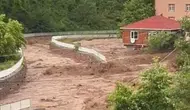 Kastamonu Cide’de dere duvarı yıkıldı evleri su bastı